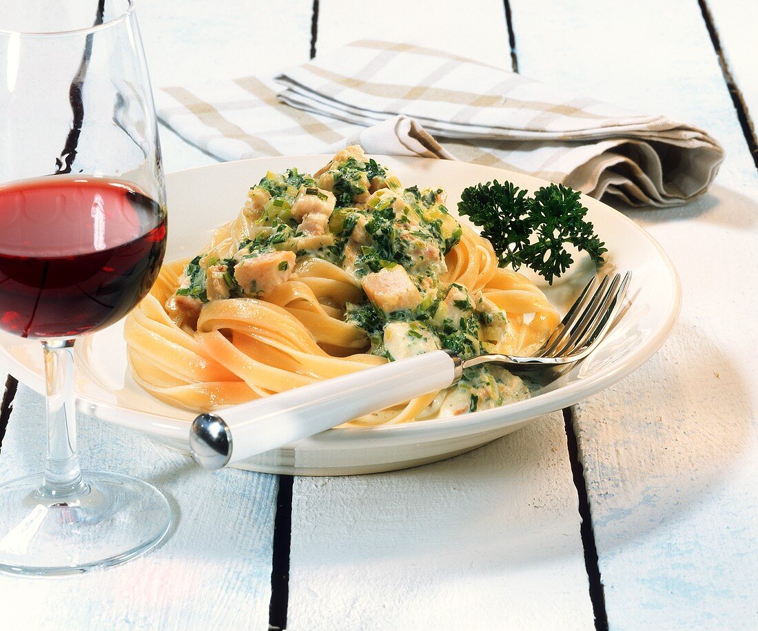 Tagliatelle mit Forellenragout und Petersilie