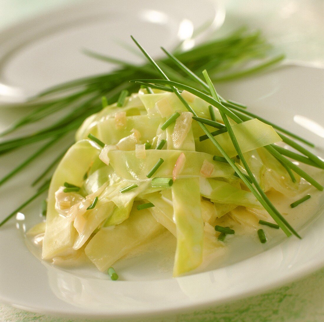 Creamed pointed cabbage with chives
