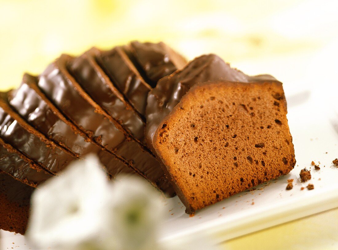 Schokokuchen mit Kuvertüre, in Scheiben geschnitten