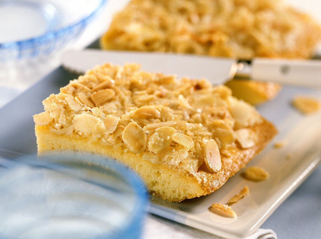 Quick butter cake with flaked almonds