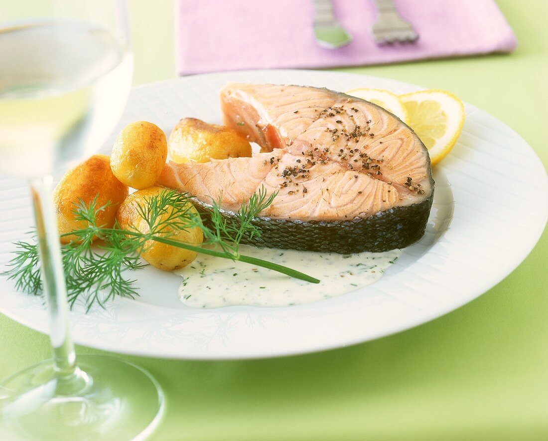 Peppered salmon steak with dill sauce and potatoes