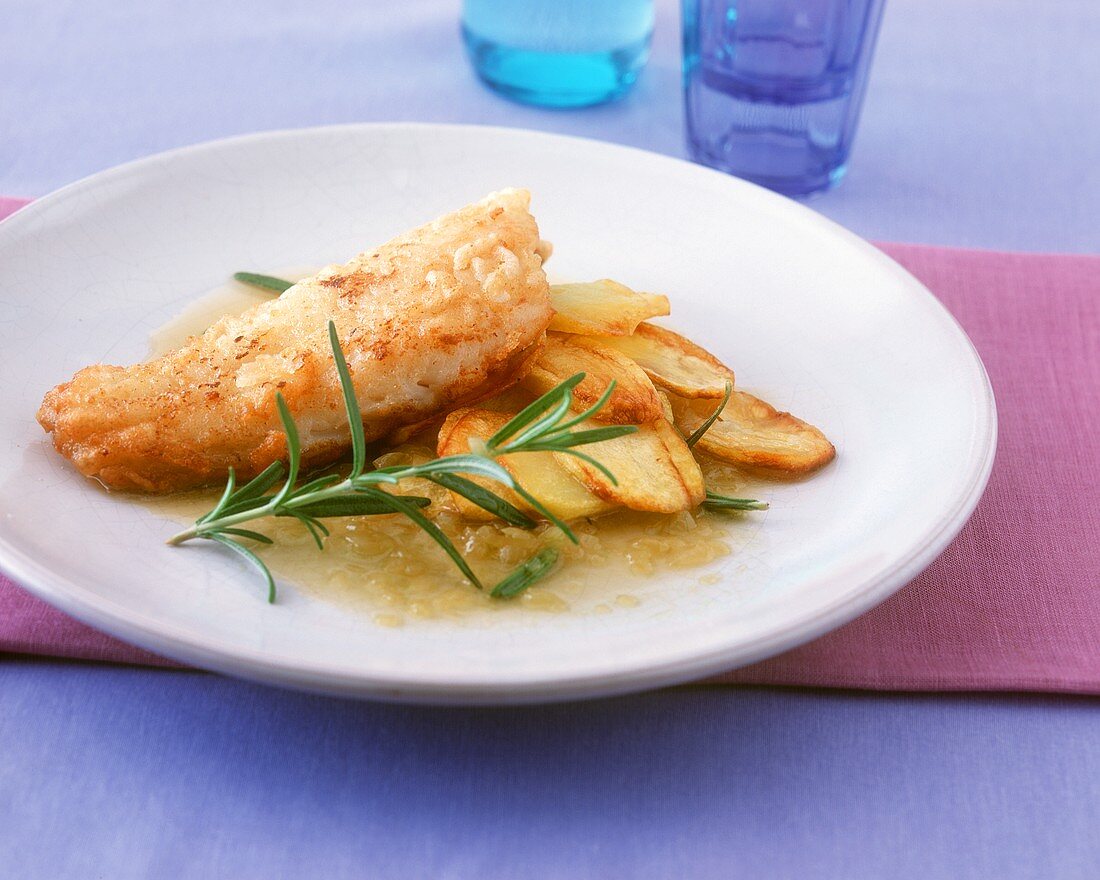 Fried pike-perch with rosemary sauce and potatoes