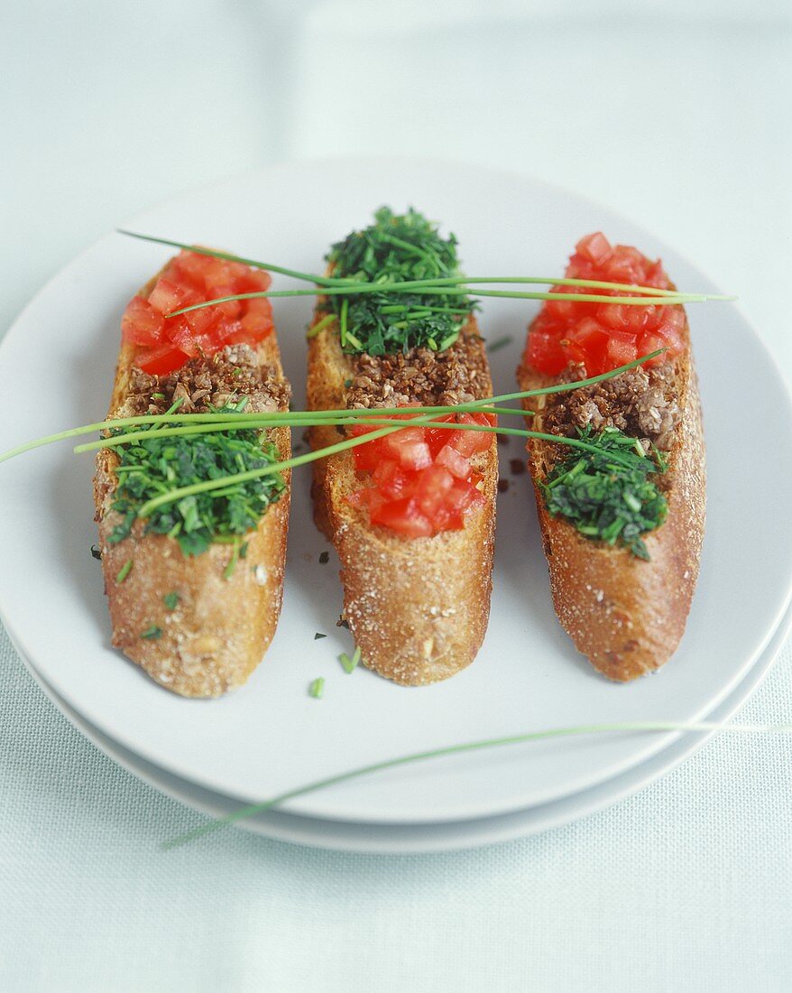 Bunte Pilz-Tomaten-Brote mit Schnittlauch