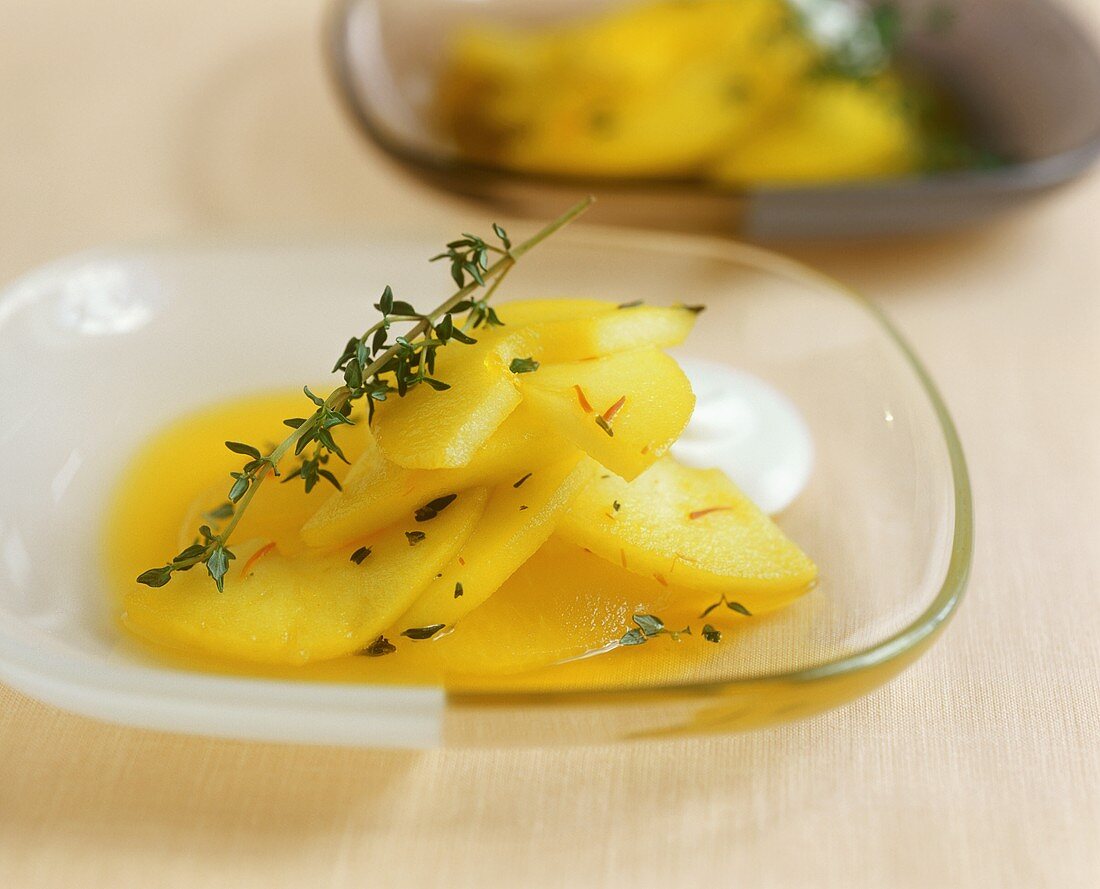 Apple slices with thyme and ginger