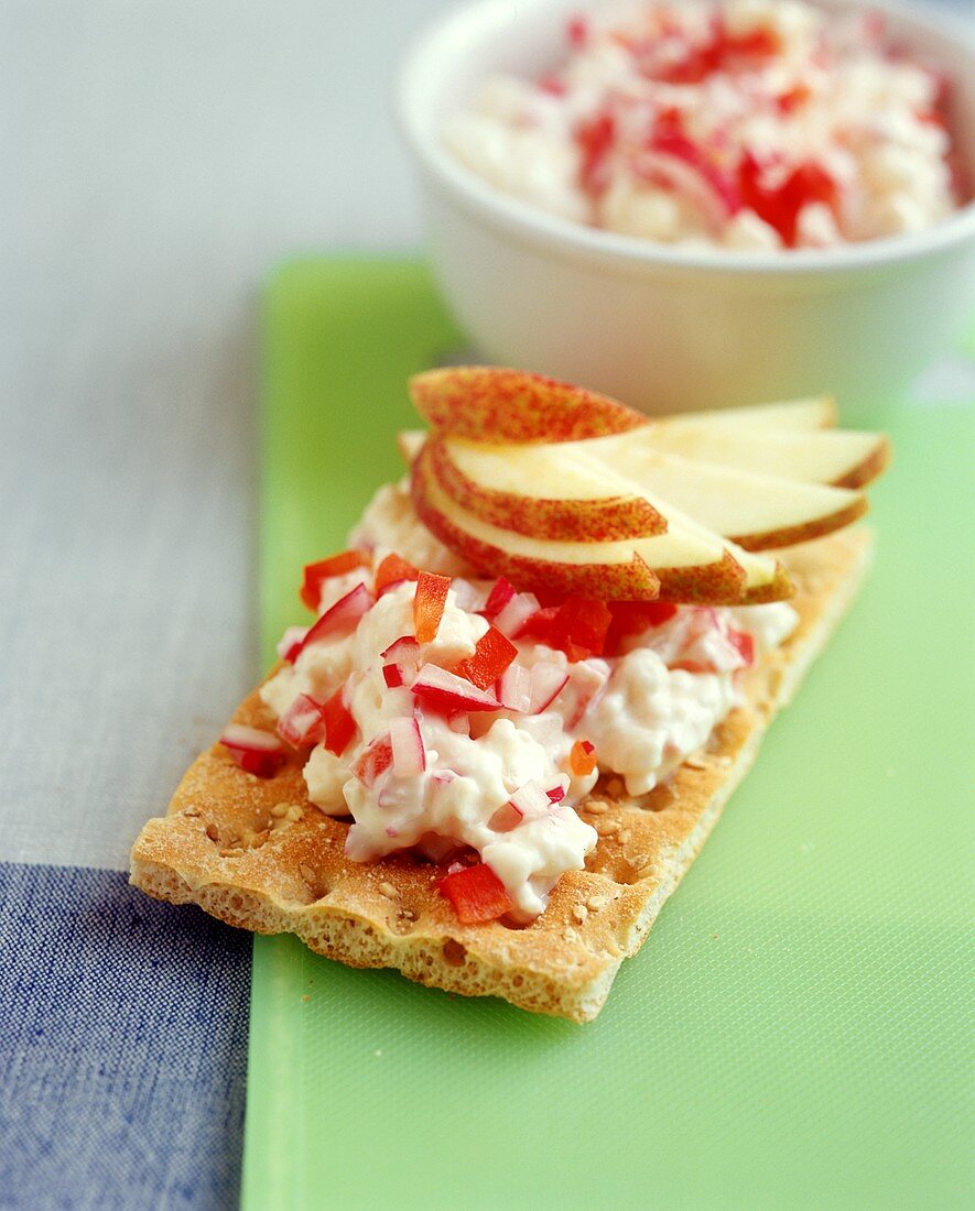 Crispbread with colourful Camembert and apple slices