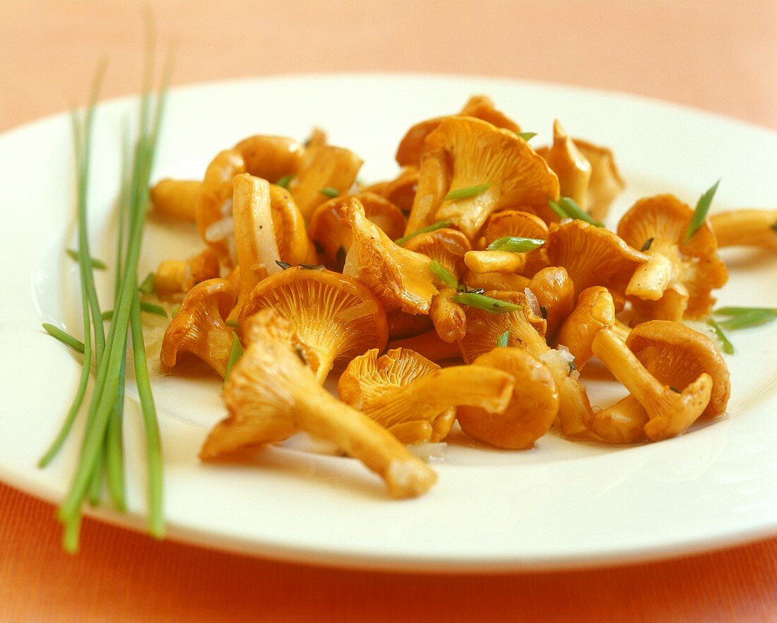 Chanterelles in thyme vinaigrette with chives