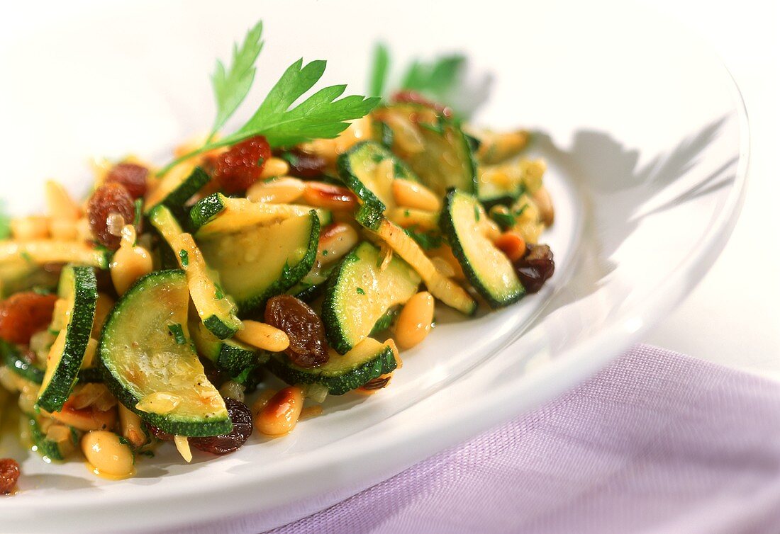 Süß-saure Zucchini mit Rosinen und Pinienkernen