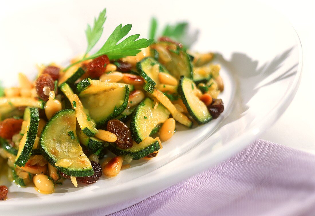 Sweet and sour courgettes with raisins and pine nuts