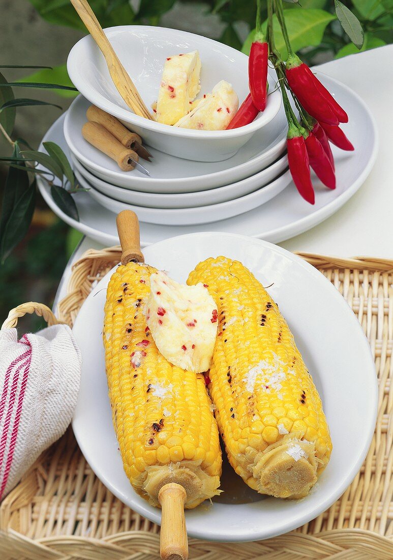 Gegrillte Maiskolben mit Chili-Honig-Butter