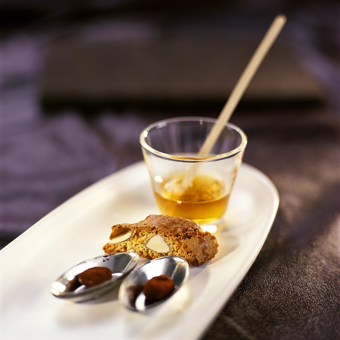 Schoko-Espresso-Bohnen und Cantuccini mit Vin Santo