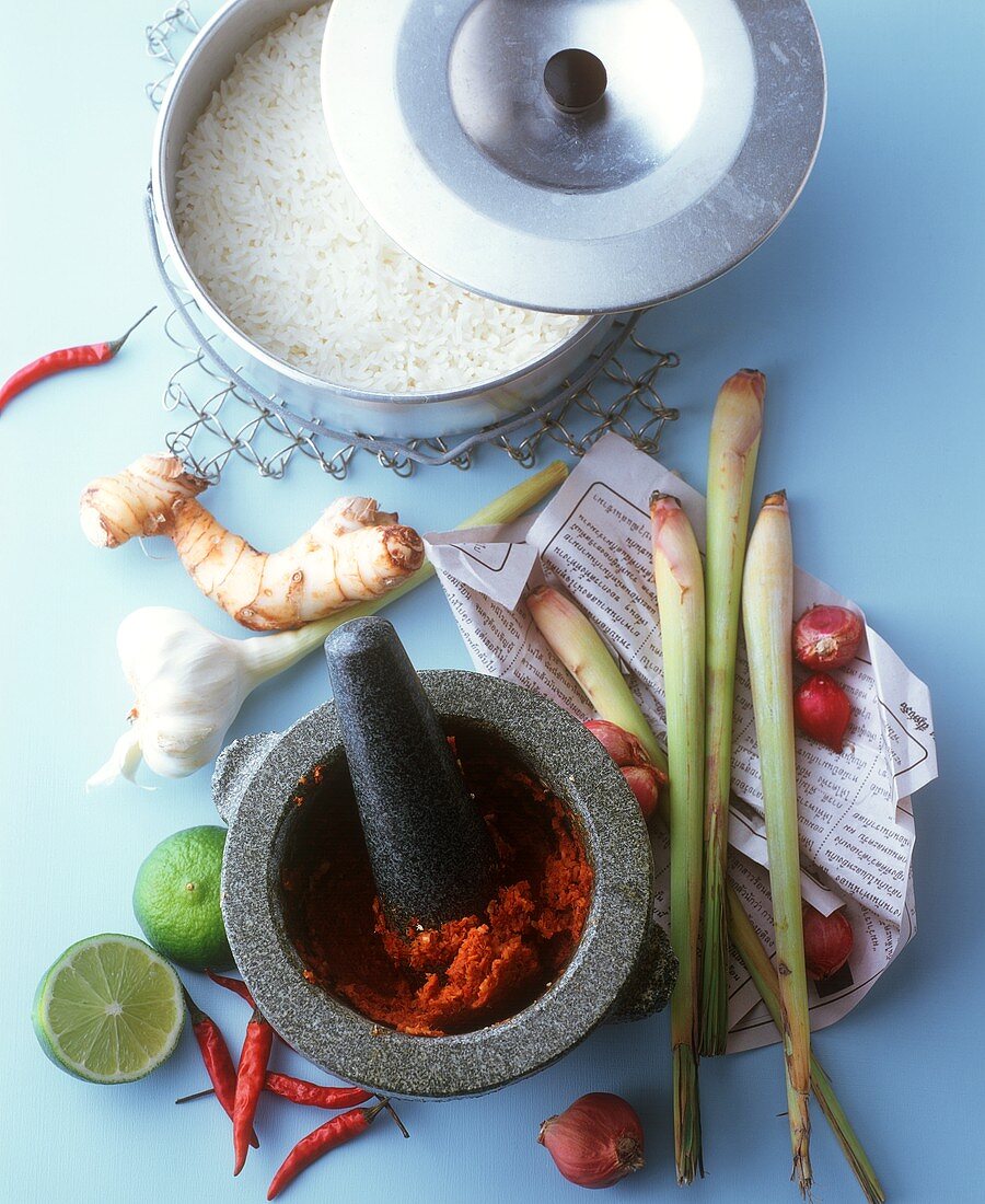 Stillleben mit Currypaste, thailändischen Würzzutaten und Reis