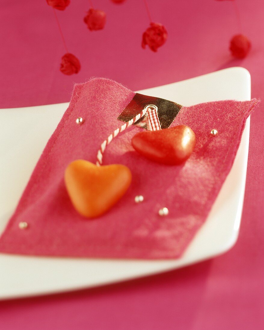 Pink felt purse with sugar hearts as table decoration