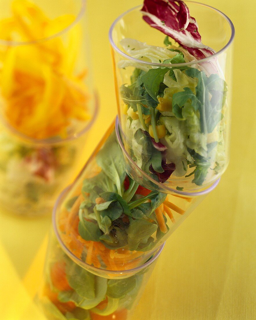 Gemischter Salat in Plastikbechern