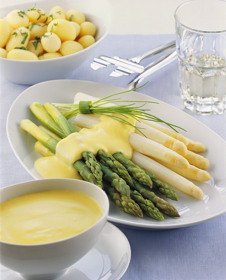 Asparagus with hollandaise sauce; potatoes