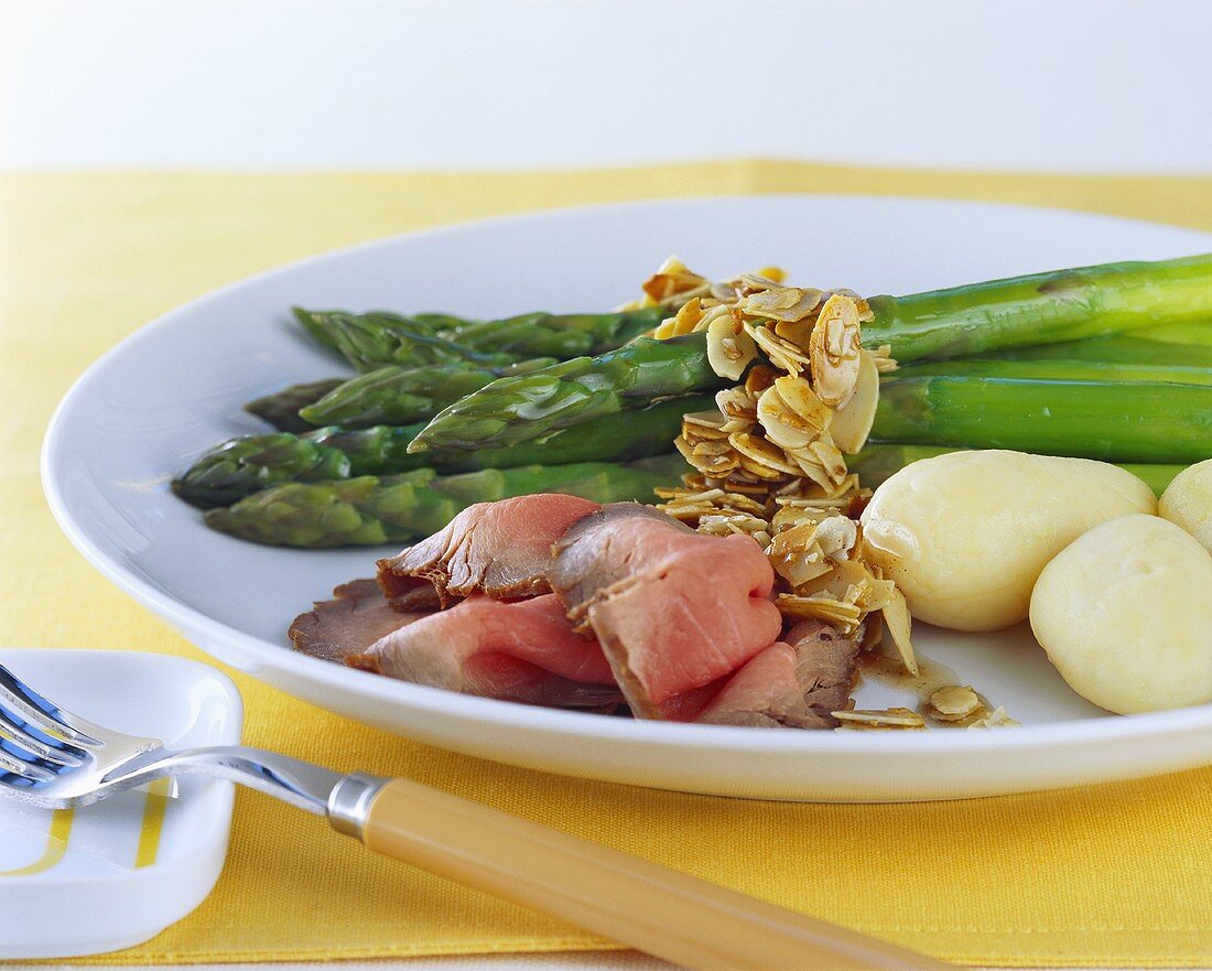 Grüner Spargel mit Mandelbutter, Roastbeef und Pellkartoffeln