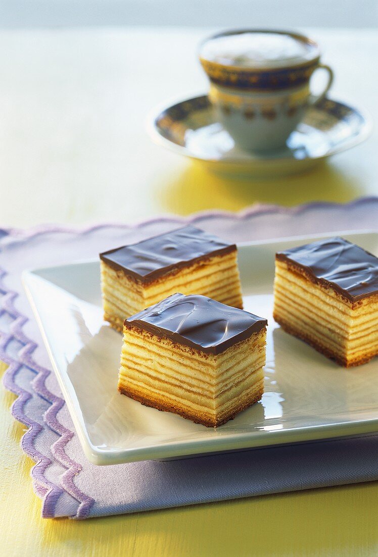 Baumkuchen, in Würfel geschnitten