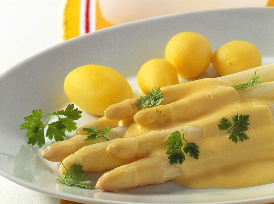 Asparagus with hollandaise sauce and potatoes