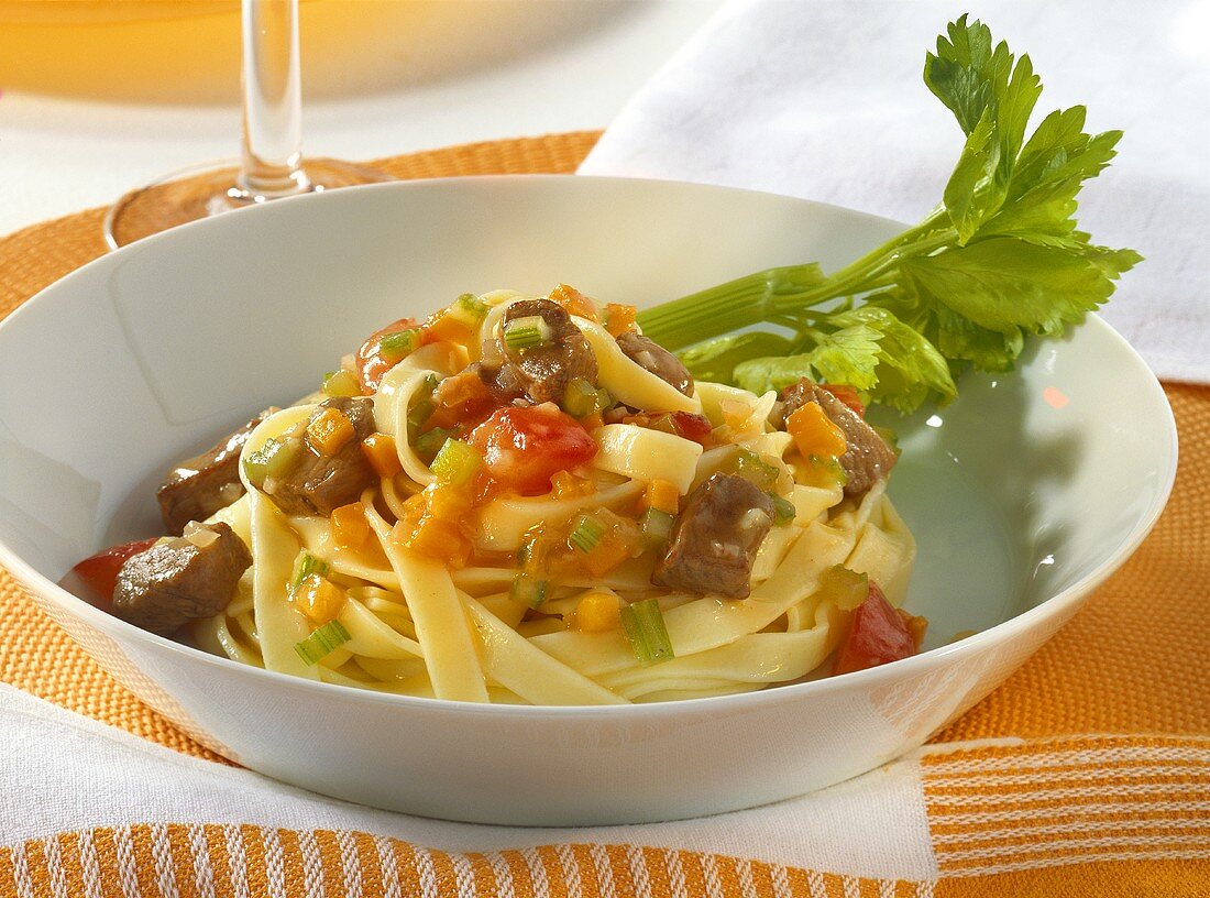 Tagliatelle mit Lamm und Tomaten