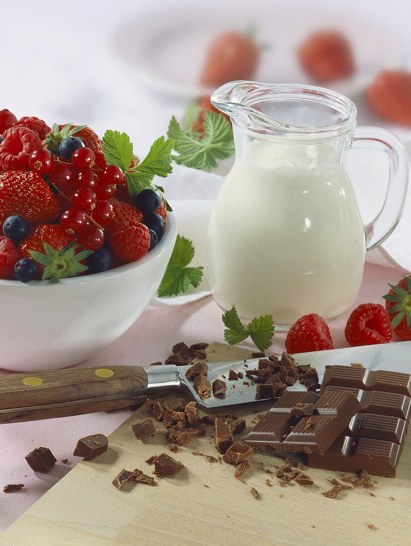 Frische Beeren, Milch und Schokolade