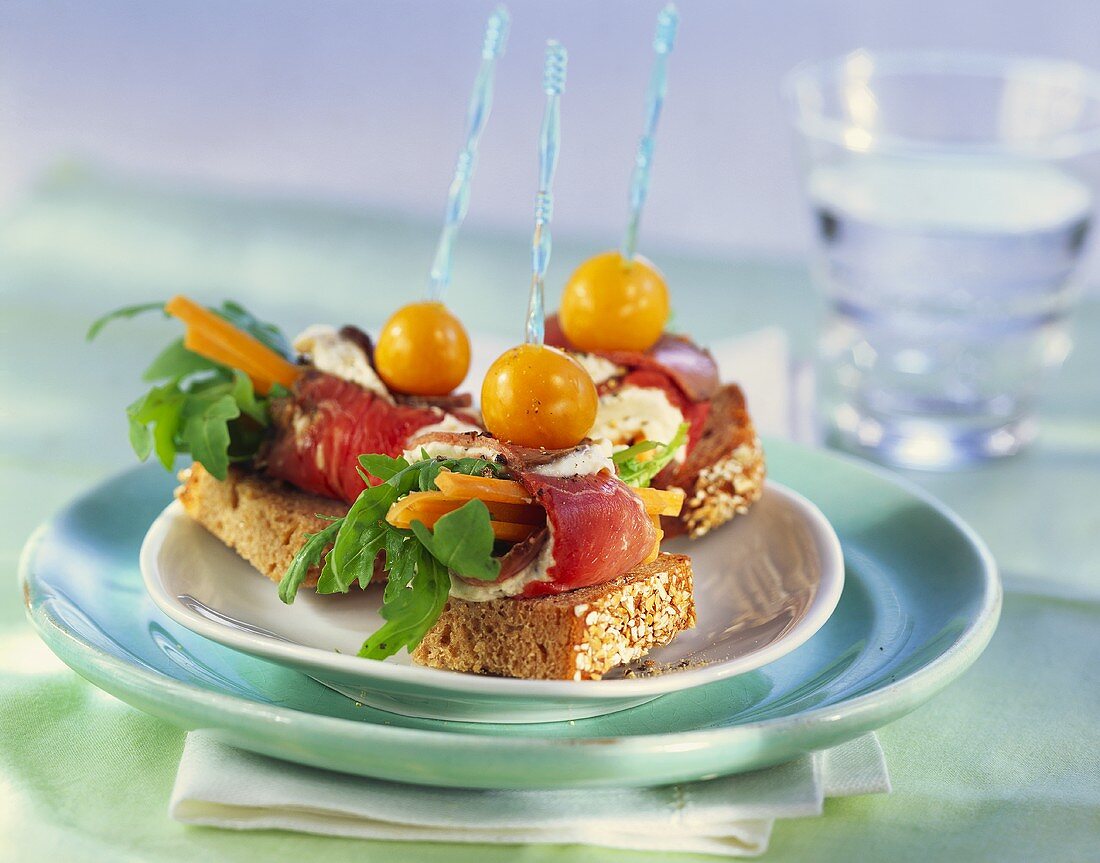 Vollkornbrot mit Roastbeefröllchen und Physalis