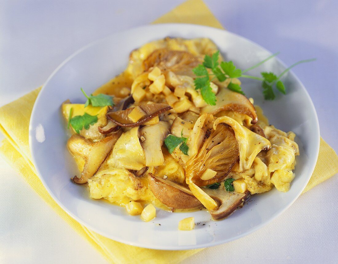 Scrambled egg with mushrooms