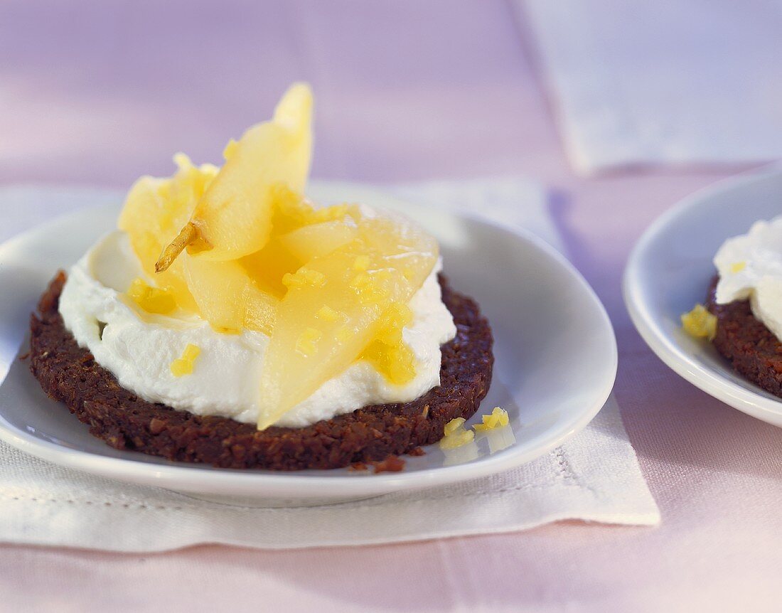 Pumpernickel mit Quark und Ingwerbirne