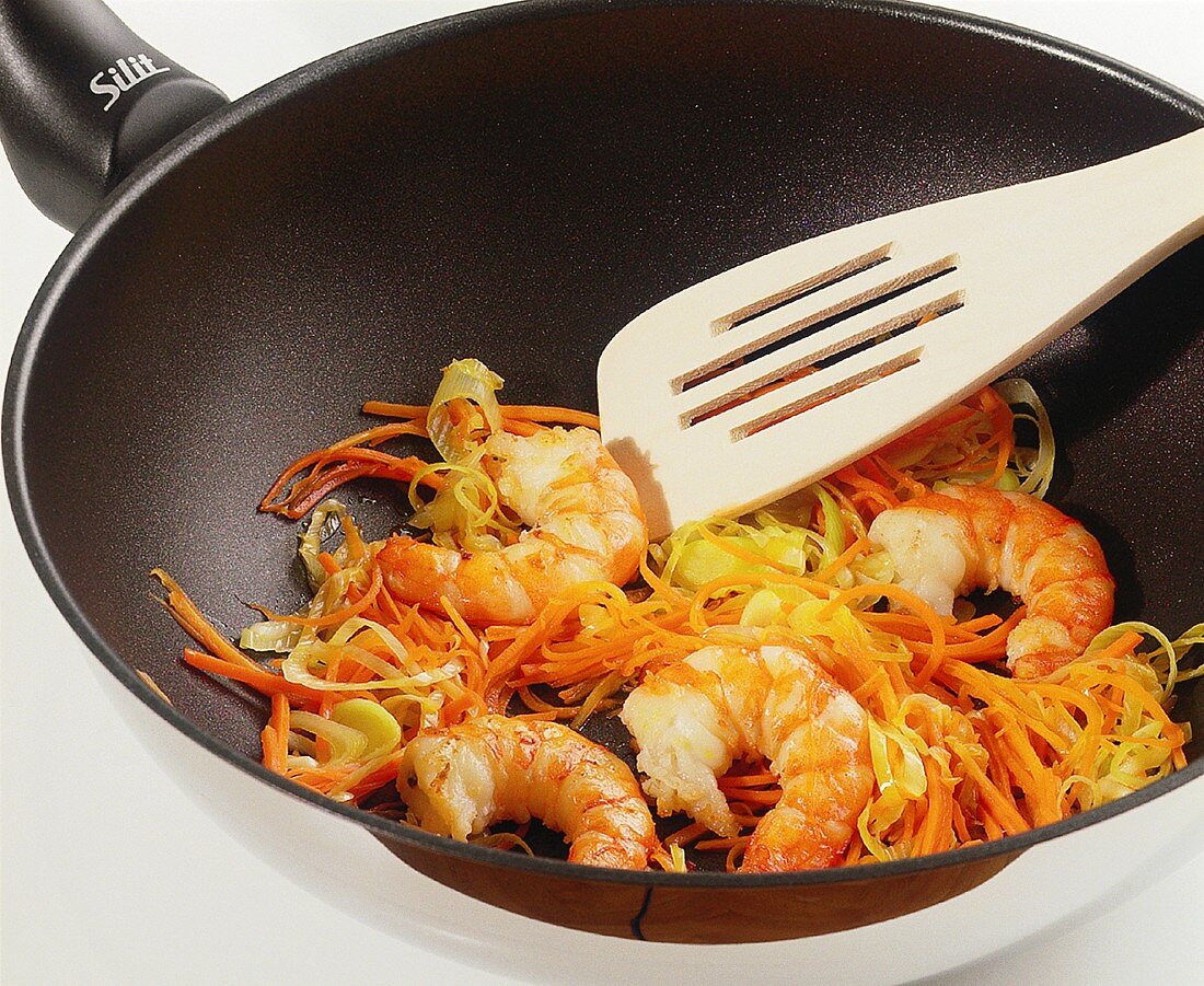 Sautéing shrimps and vegetables