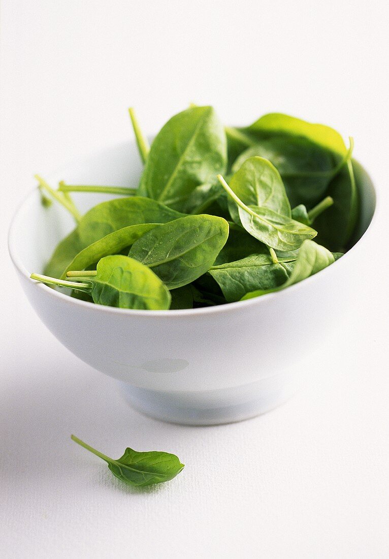 Fresh spinach leaves in a bowl