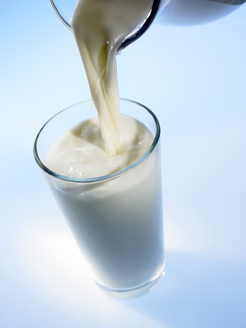 Milch ins Glas gießen