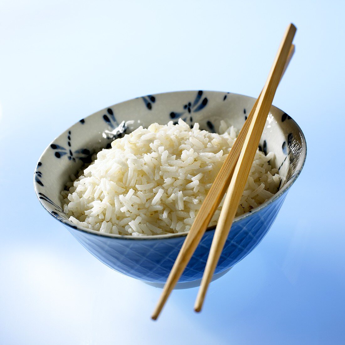 Reis in Schale mit Stäbchen