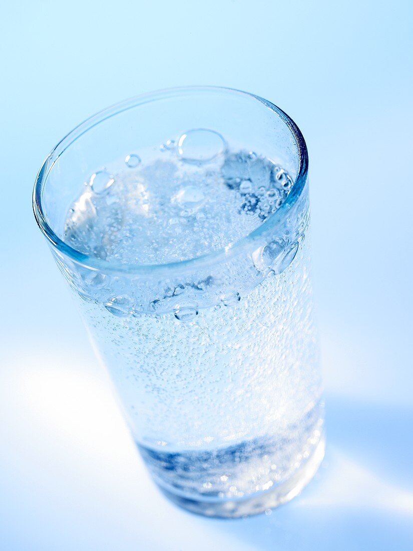 Ein Glas sprudelndes Wasser