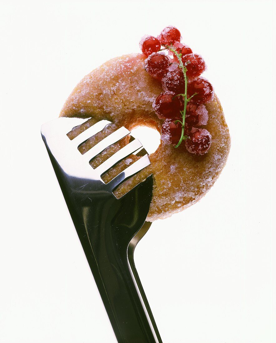 Doughnut mit roten Johannisbeeren