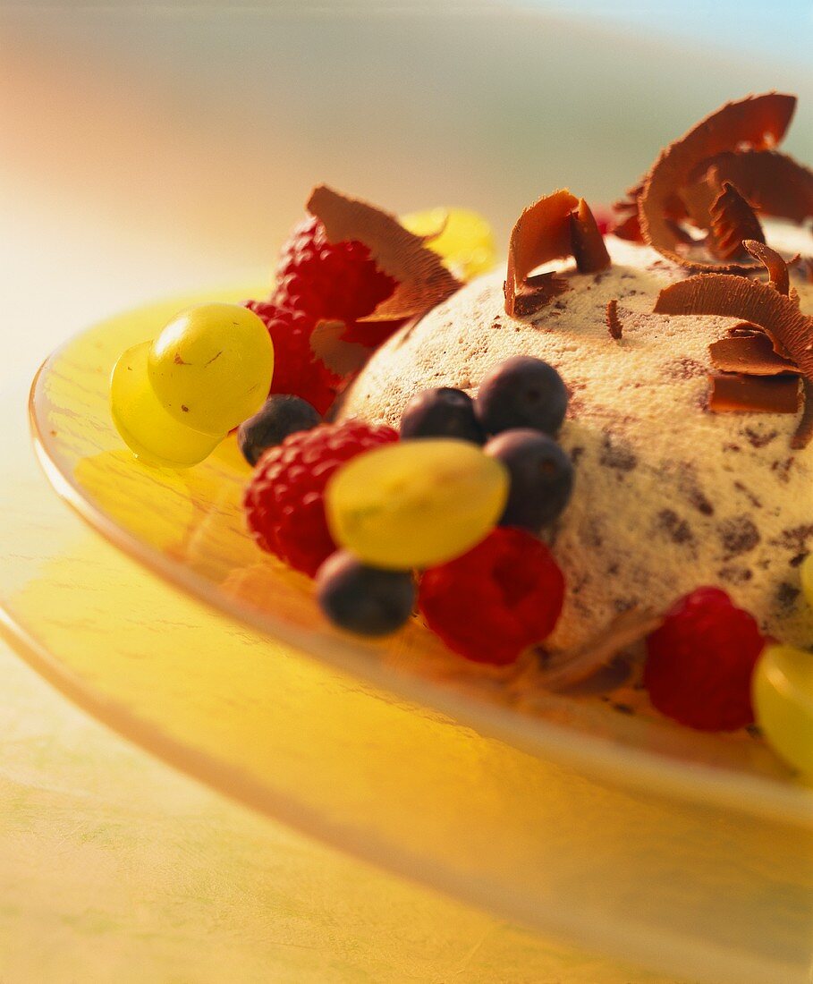 Turned-out stracciatella cream garnished with fruit