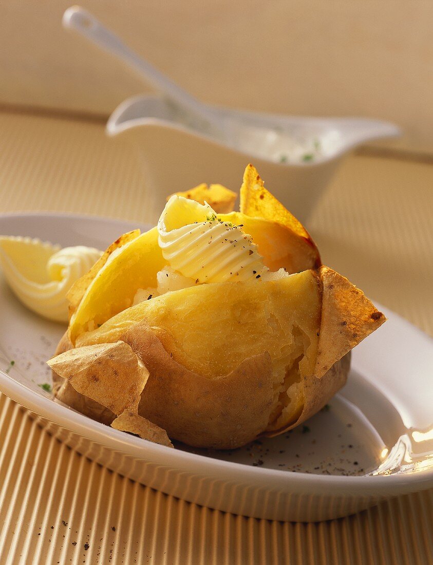 Baked Potato mit Butterröllchen