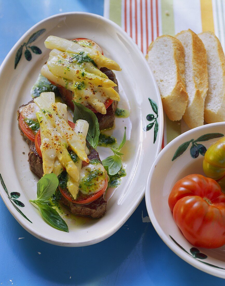 Steaks mit Spargel überbacken