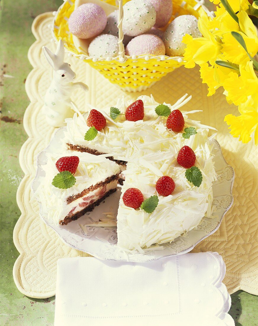 Tiramisu-Erdbeer-Torte mit weissen Schokospänen zu Ostern