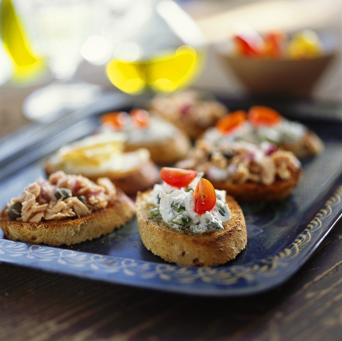 Crostini mit Frischkäse und mit Thunfisch