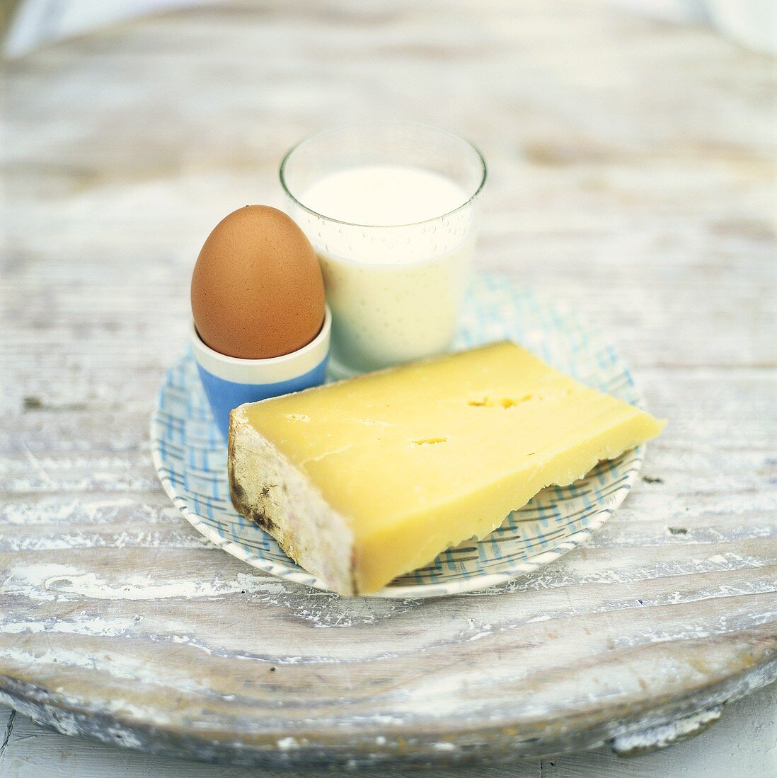 Stillleben mit Käse, Ei und Milch