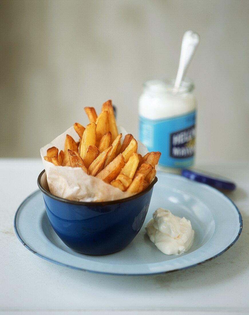 Frittierte Kartoffelstäbchen mit Mayonnaise