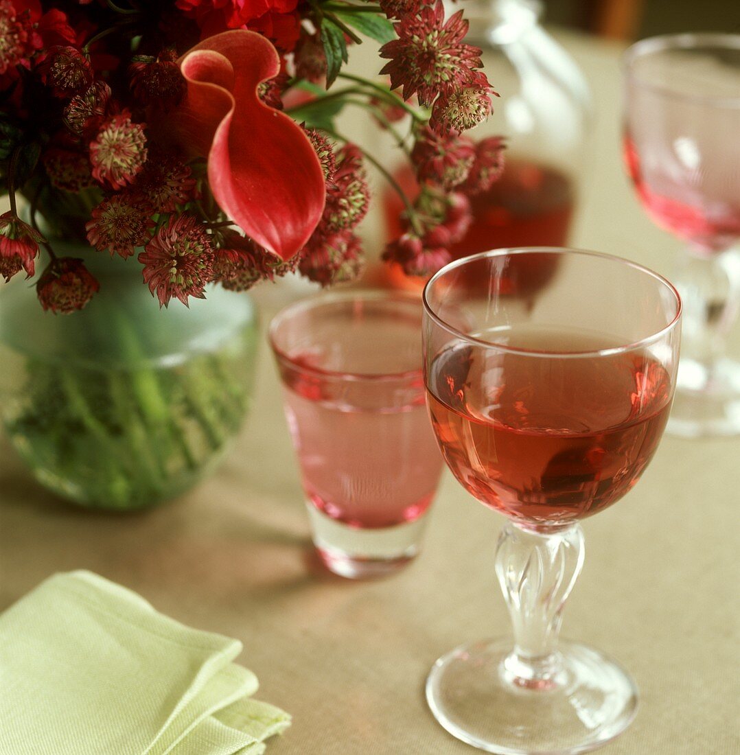 Gedeckter Tisch mit Blumen, Wein- und Wassergläsern