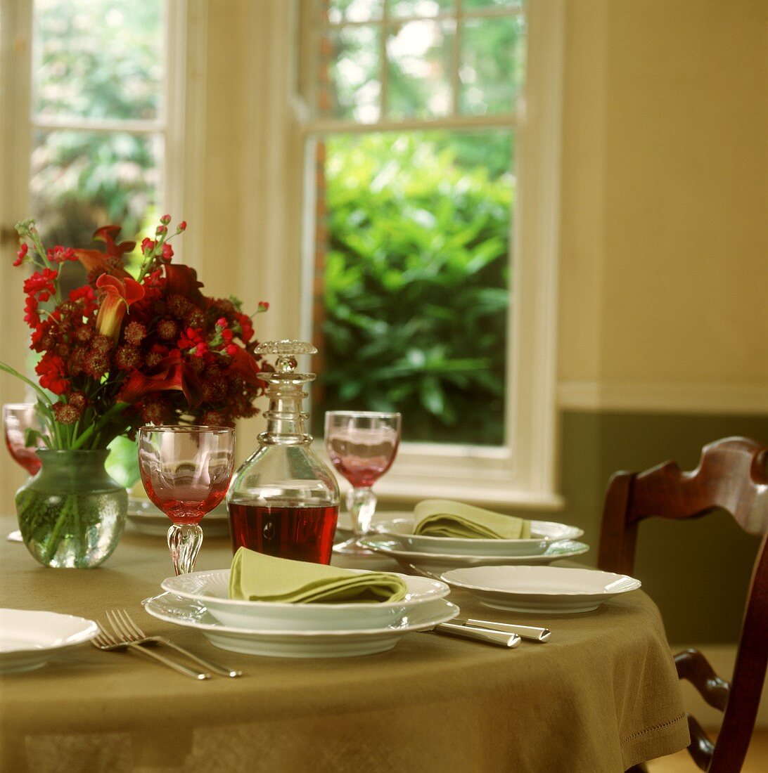 Table laid in green and red