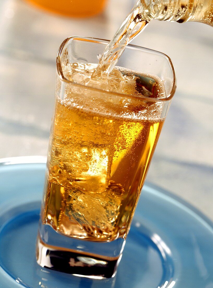 Cocktail 'Sherry Shandy' wird mit Ginger Ale aufgefüllt