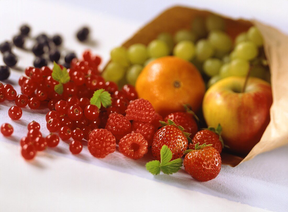 Frisches Obst und Beeren aus einer Papiertüte