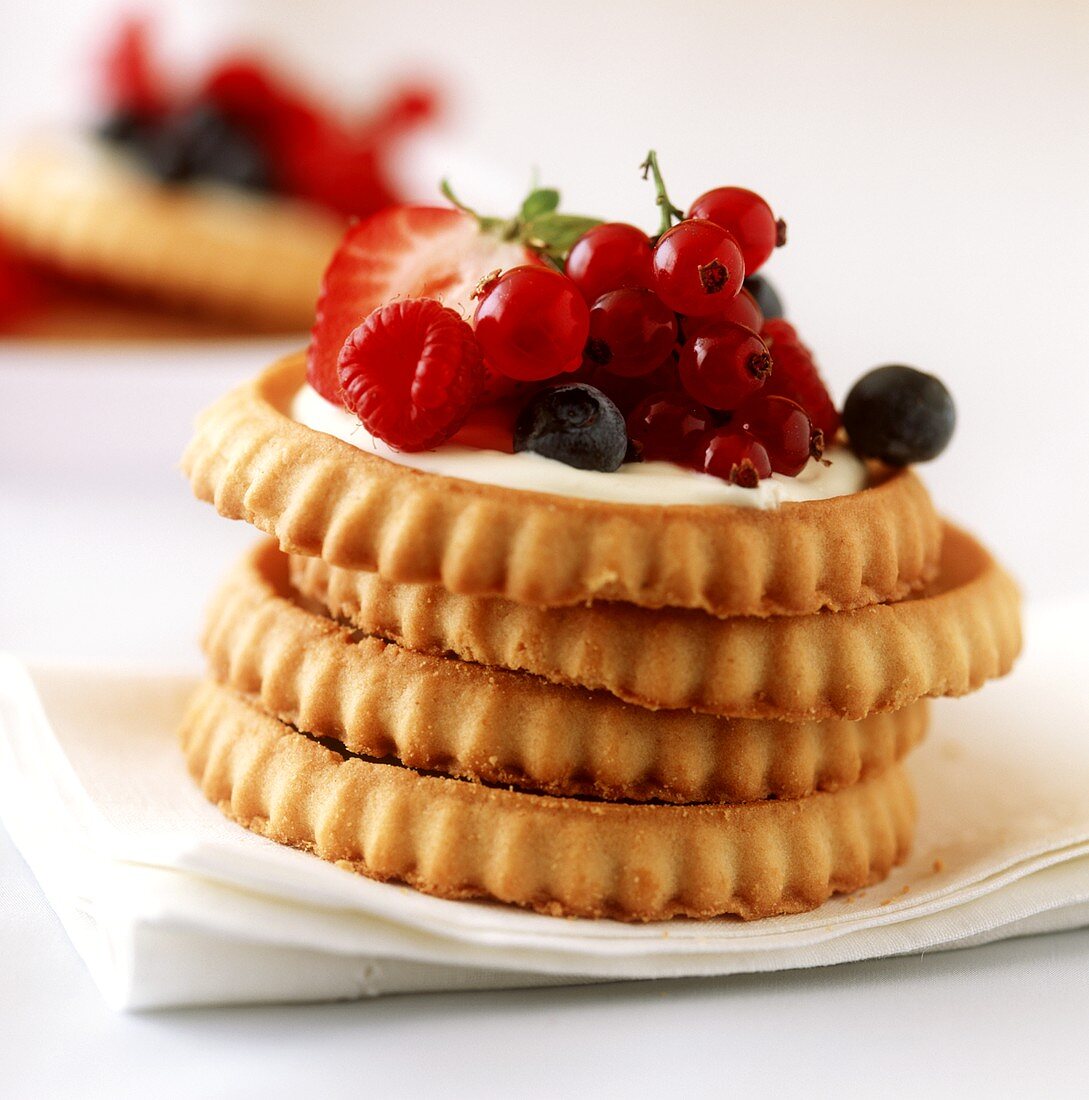 Berry tarts with sour cream mousse