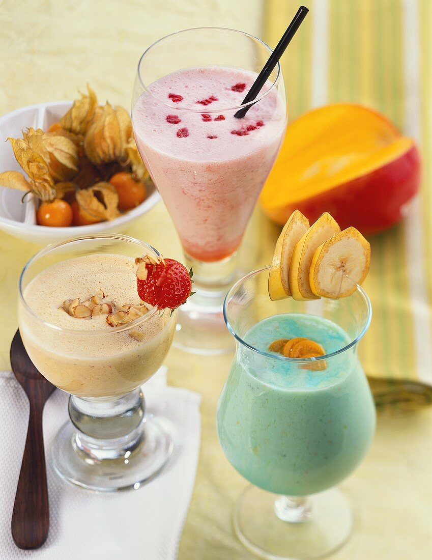 Maracuja-Nuss, Melonen-Campari- und Bananen-Curacao-Shake