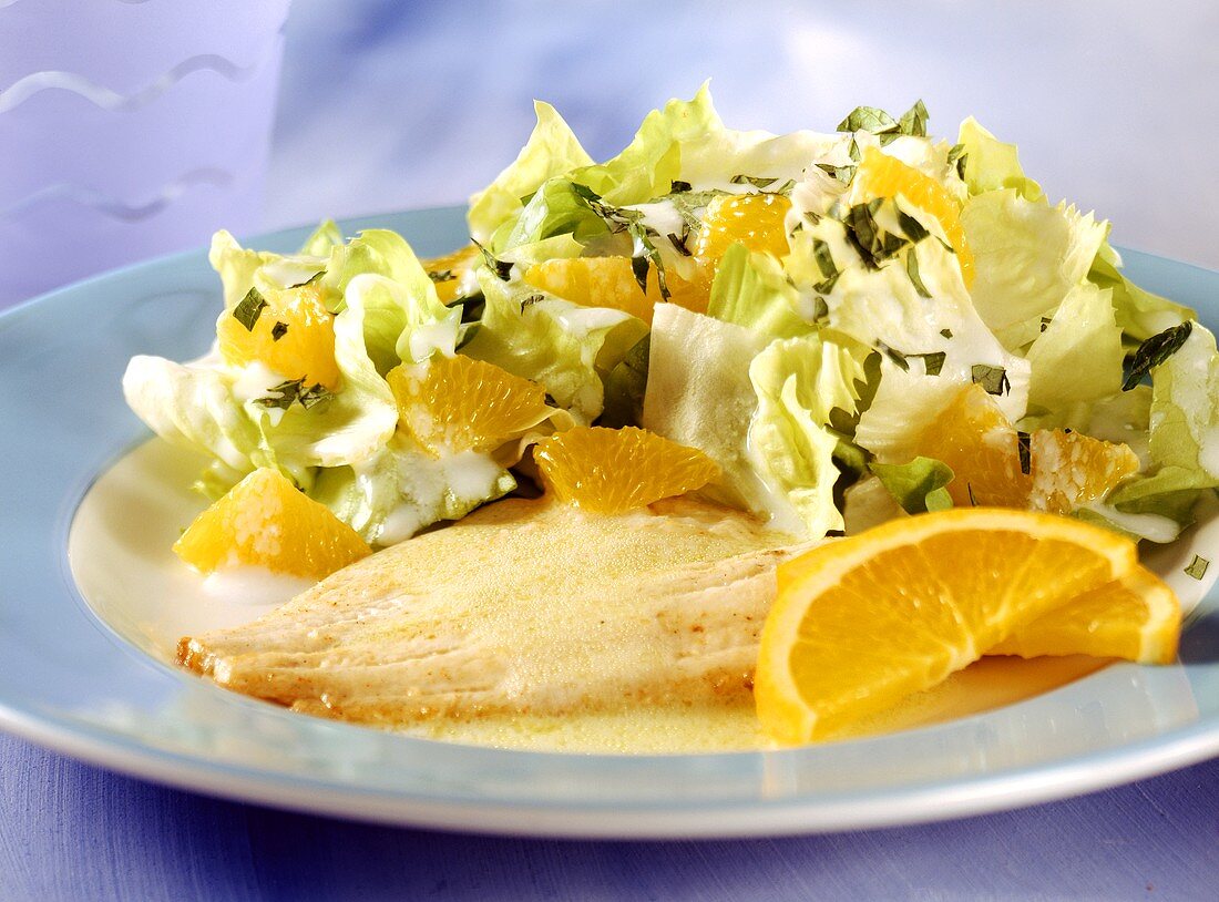 Schollenfilets mit Orangensauce und Salat (Trennkost)