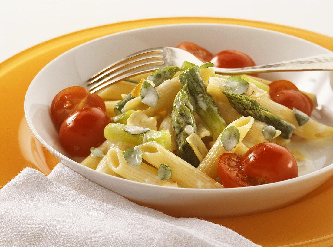 Penne with cream and green asparagus