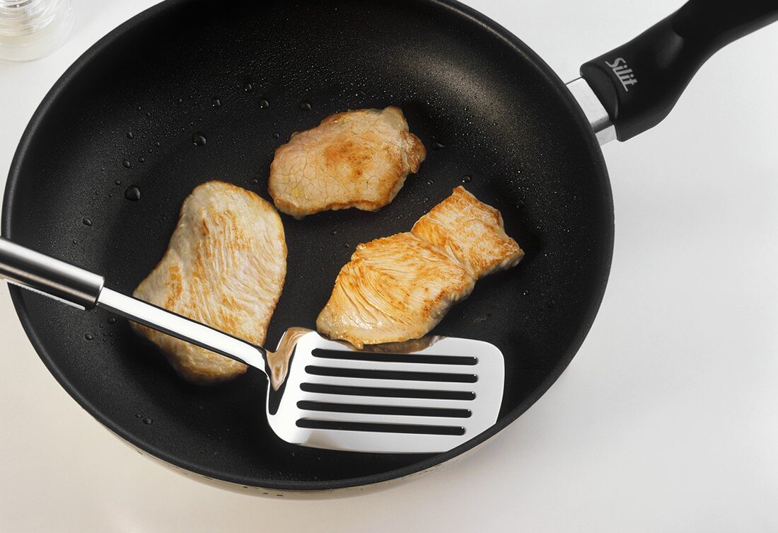 Frying escalope in a frying pan