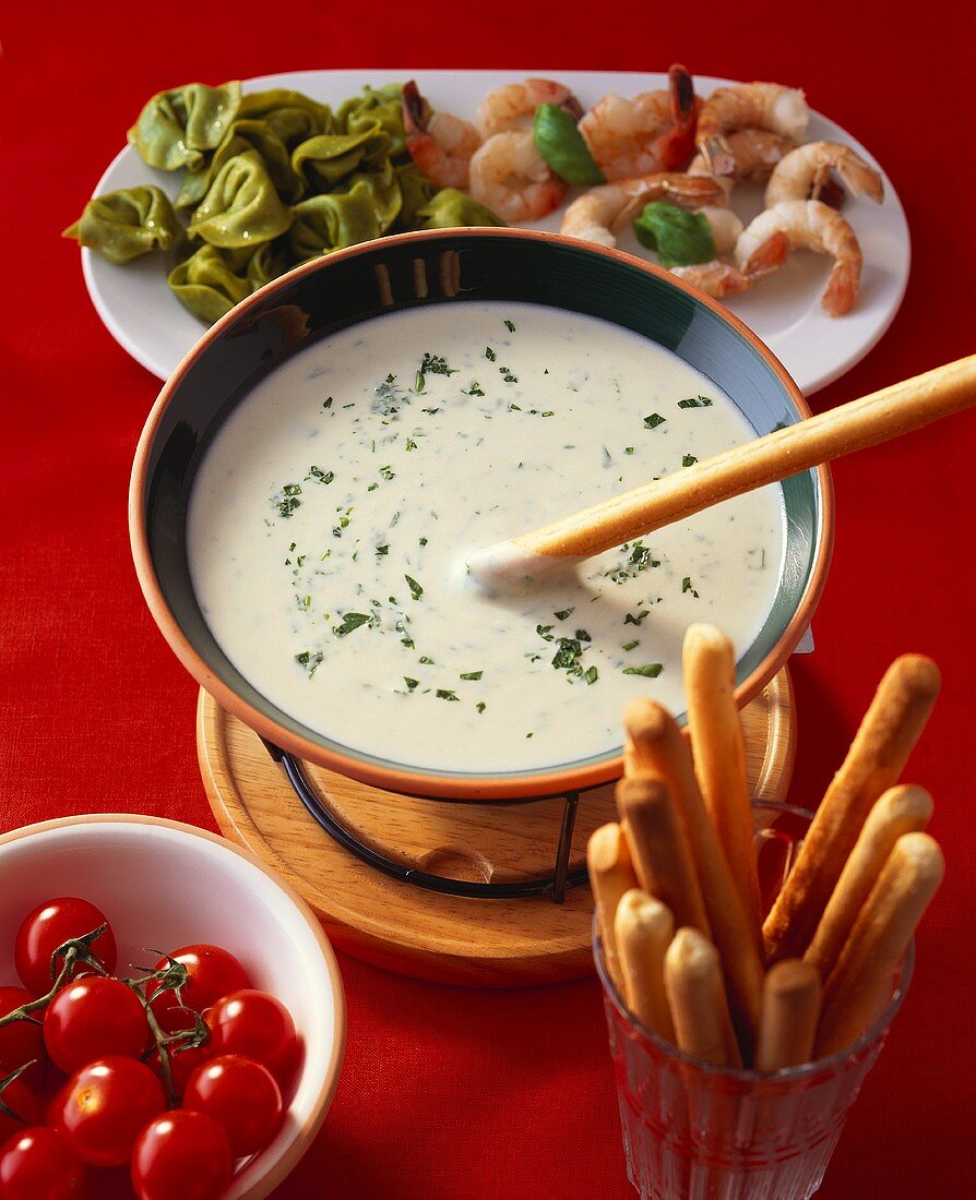 Käsefondue italienische Art (mit Tortellini, Shrimps, Grissini)