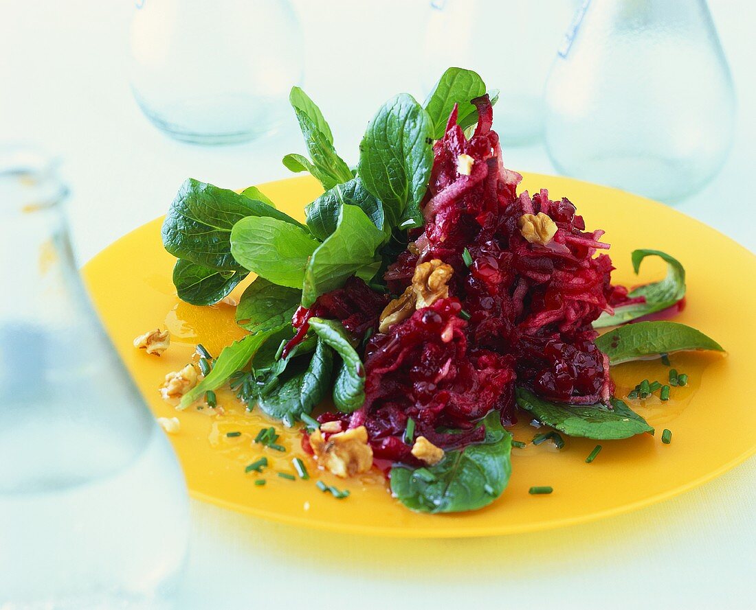 Rote-Beten-Salat mit Walnüssen und Feldsalat